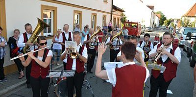 夏祭りの音楽隊＝ビールのある風景より＝