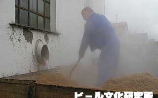 醸造所と農家＝ビールのある風景＝
