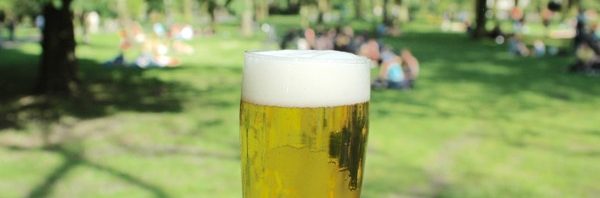 公園でビールを飲む＝ビールのある風景＝