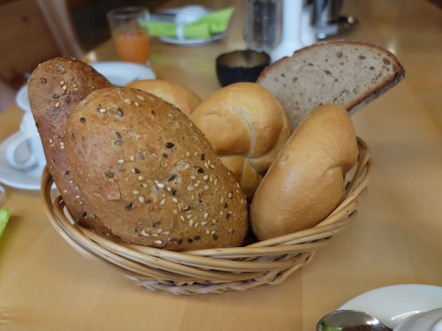 朝だ、パンだ、バリッバリッ